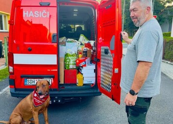  DEN 3. Wow, to tu ještě nebylo! Charita Kopřivnice a Kavárna Vila Machů s obrovskou vděčností přebírají humanitární pomoc až ze Zhoře u Tábora!