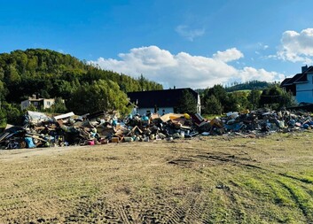 DEN 6. Sbírka je u konce, i naše pomoc pomalu končí – Charita Kopřivnice a Kavárna Vila Machů vypravují poslední závoz na Jesenicko!